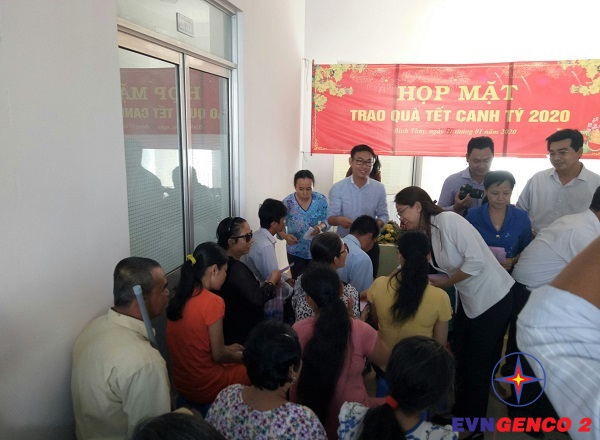 Trao tặng quà Tết