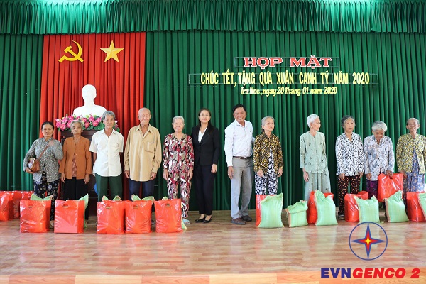 Trao tặng quà Tết