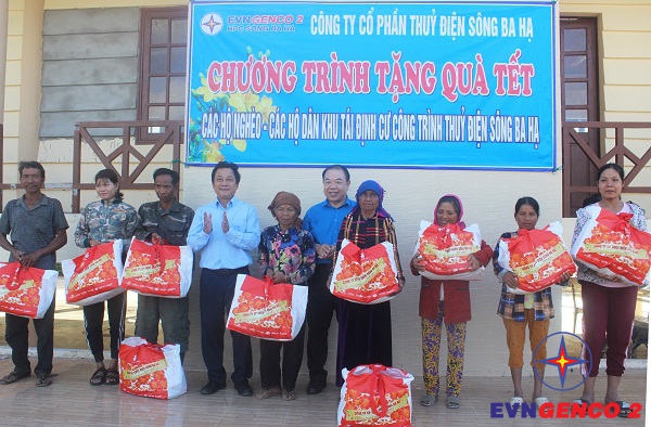 Trao tặng quà Tết