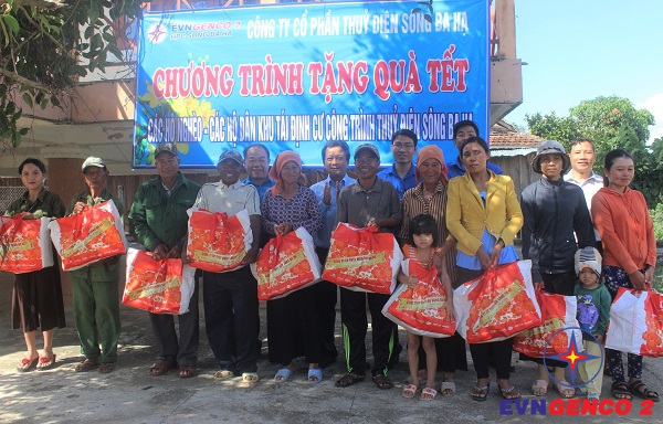 Trao tặng quà Tết