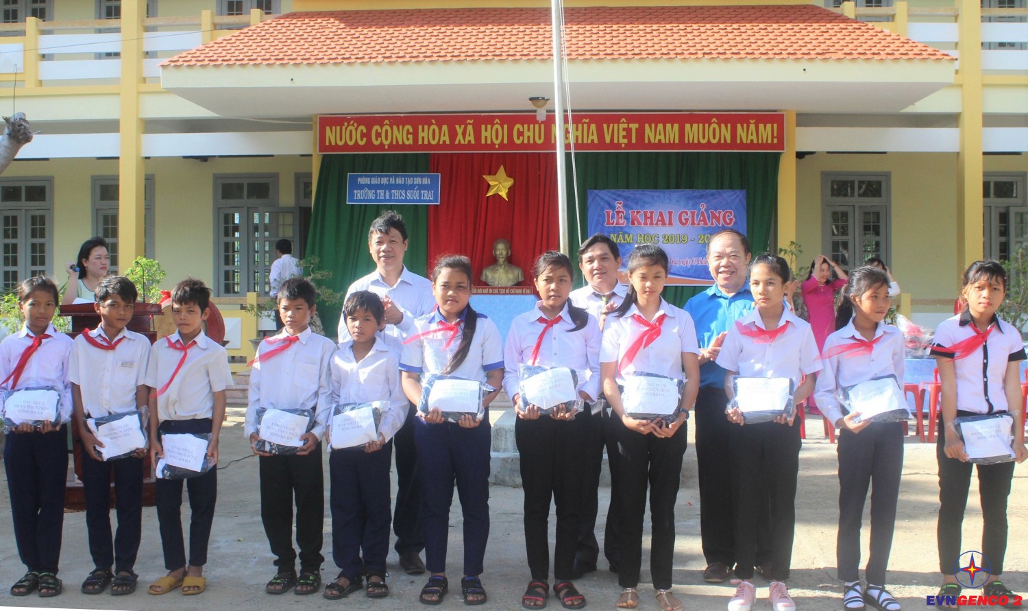 Trao tặng quà Tết