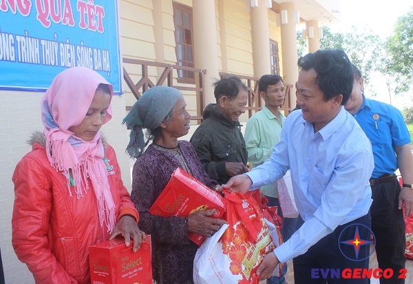 Trao tặng quà Tết