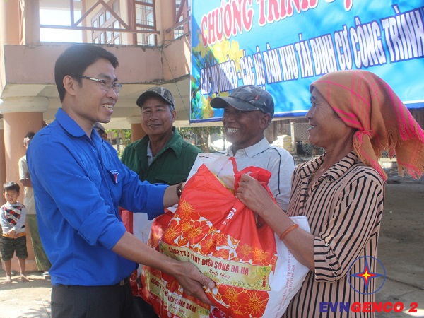 Trao tặng quà Tết