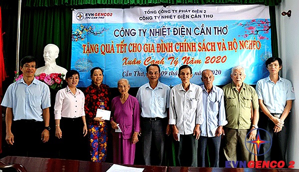 Trao tặng quà Tết